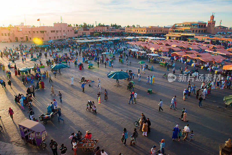 晚上Djemaa El Fna广场与库图比亚清真寺，马拉喀什，摩洛哥